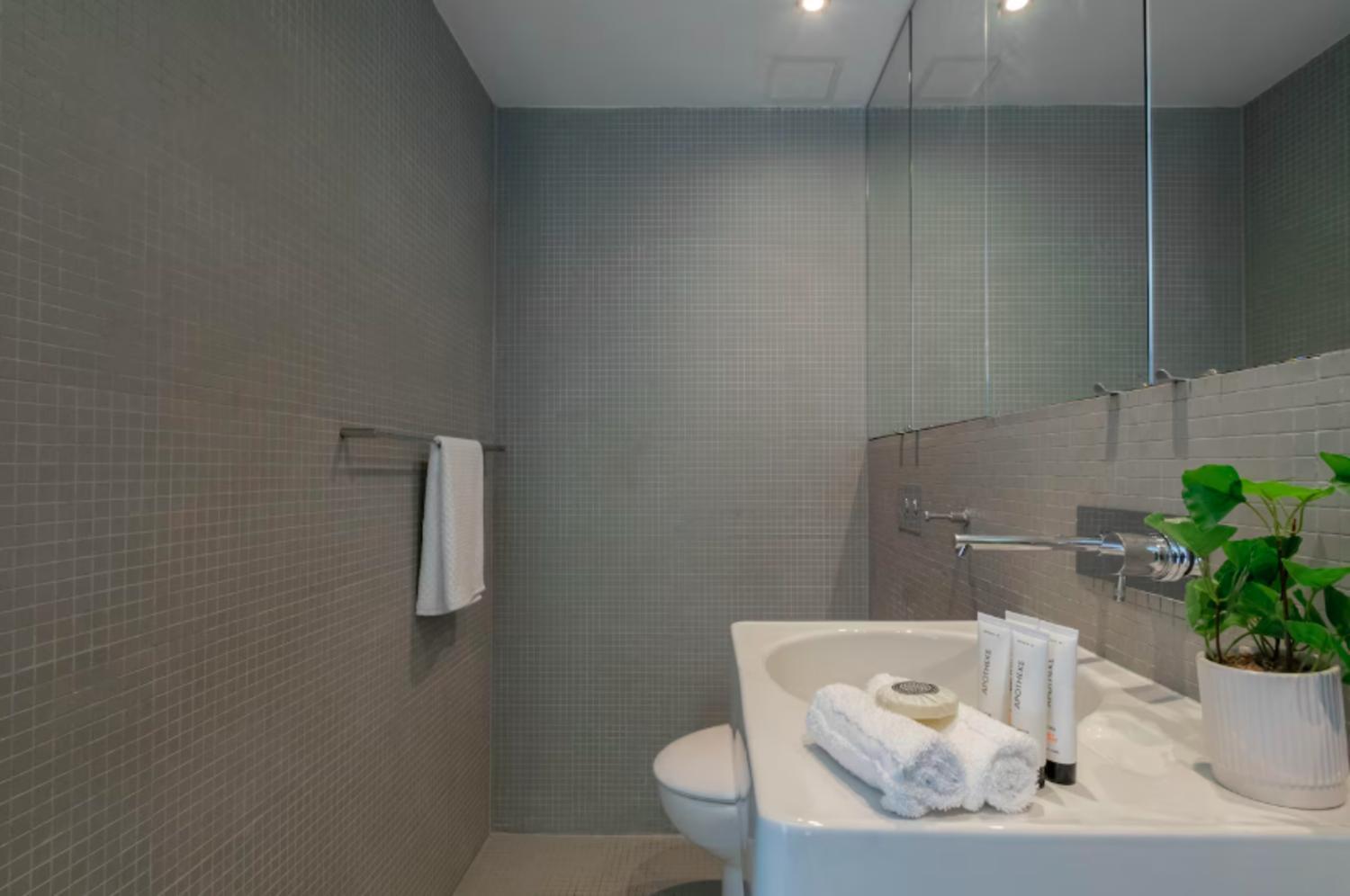Stunning Harbour Bridge And Opera House Views! Apartment