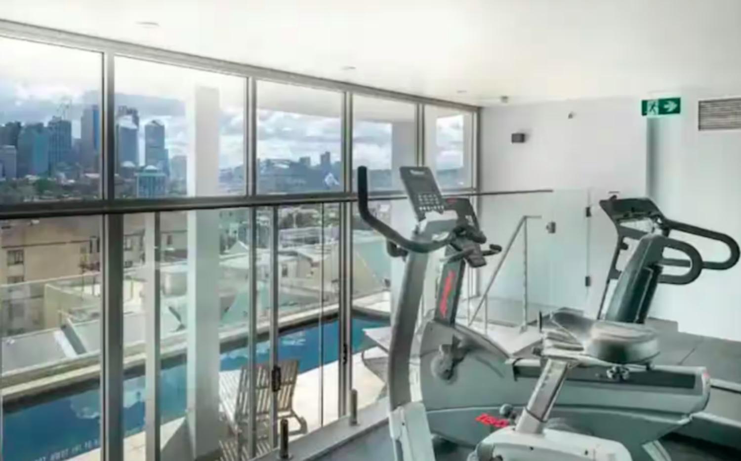 Stunning Harbour Bridge And Opera House Views! Apartment